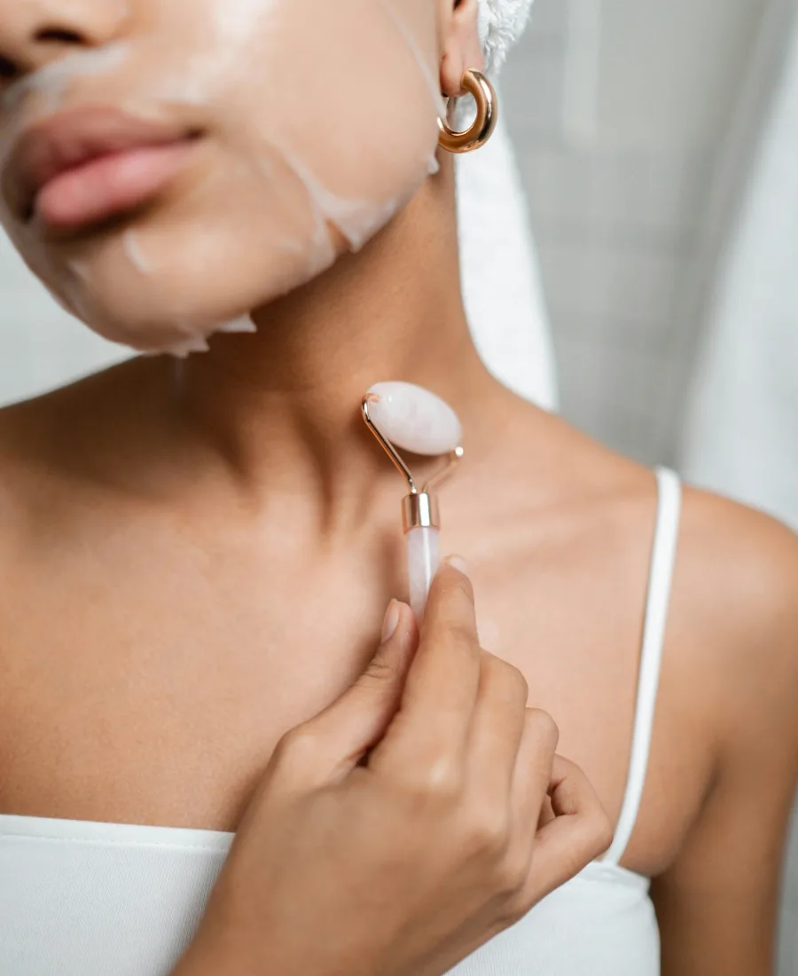cô gái chăm sóc da cổ bằng cây lăn