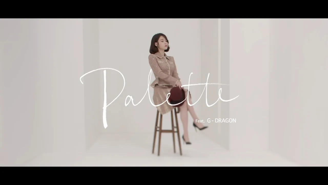 ca sĩ IU mặc âu phục váy tweed trong MV Palette