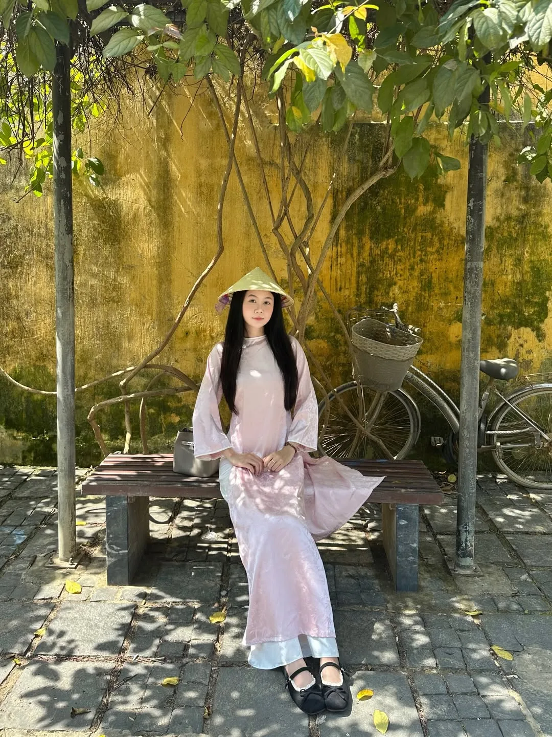 Gam màu trung tính trên nền da lộn tạo nên điểm nhấn "Quiet Luxury" đầy tinh tế cho bộ trang phục Tết.