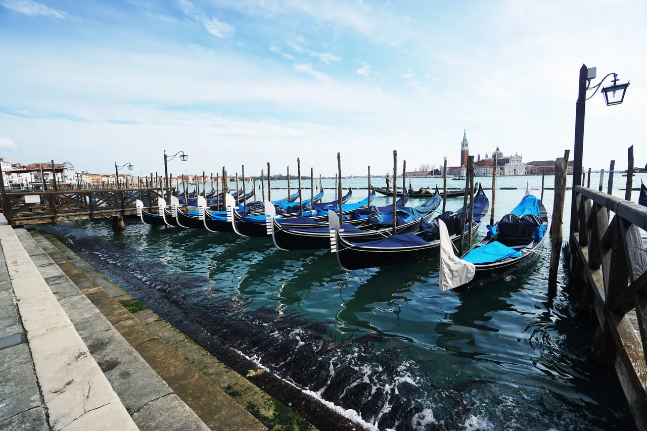 kênh đào ở Venice trong xanh trở lại nhờ đại dịch