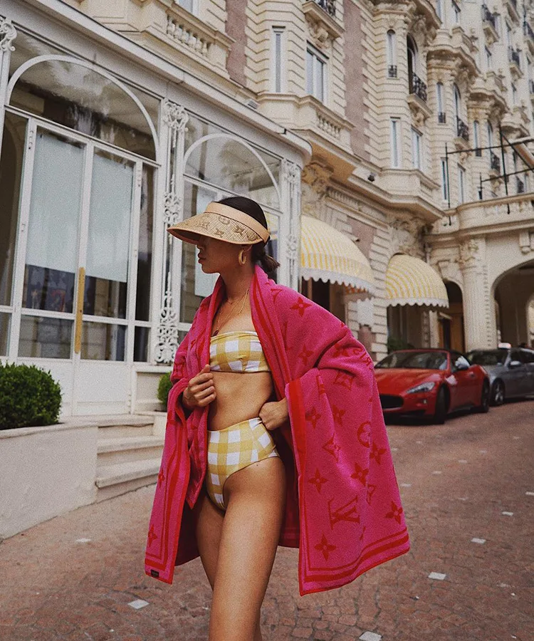 Aimee Song phối mũ lưỡi trai nửa đầu cùng bikini nóng bỏng