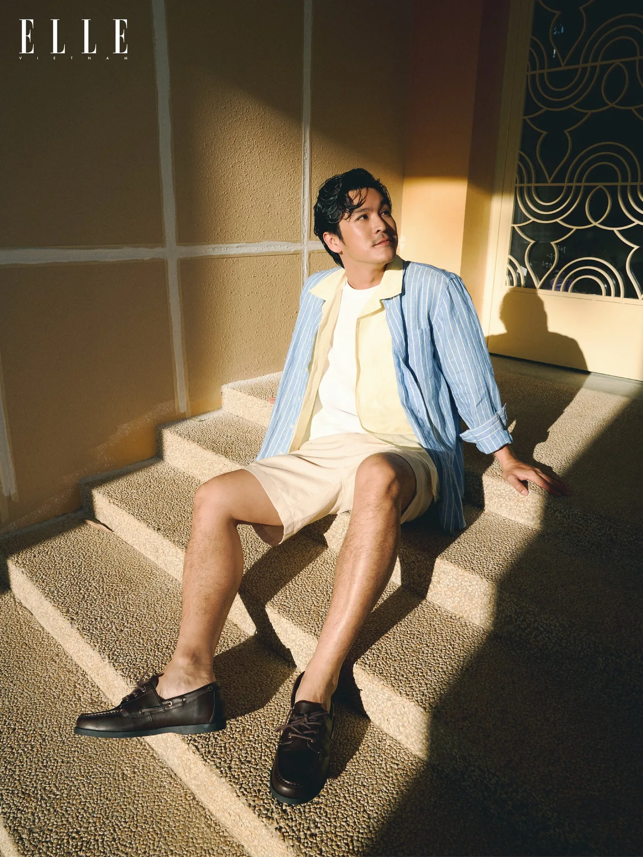 Thiên Minh trong trang phục linen của UNIQLO