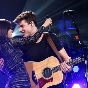 shawn và camila ôm nhau trên sân khấu