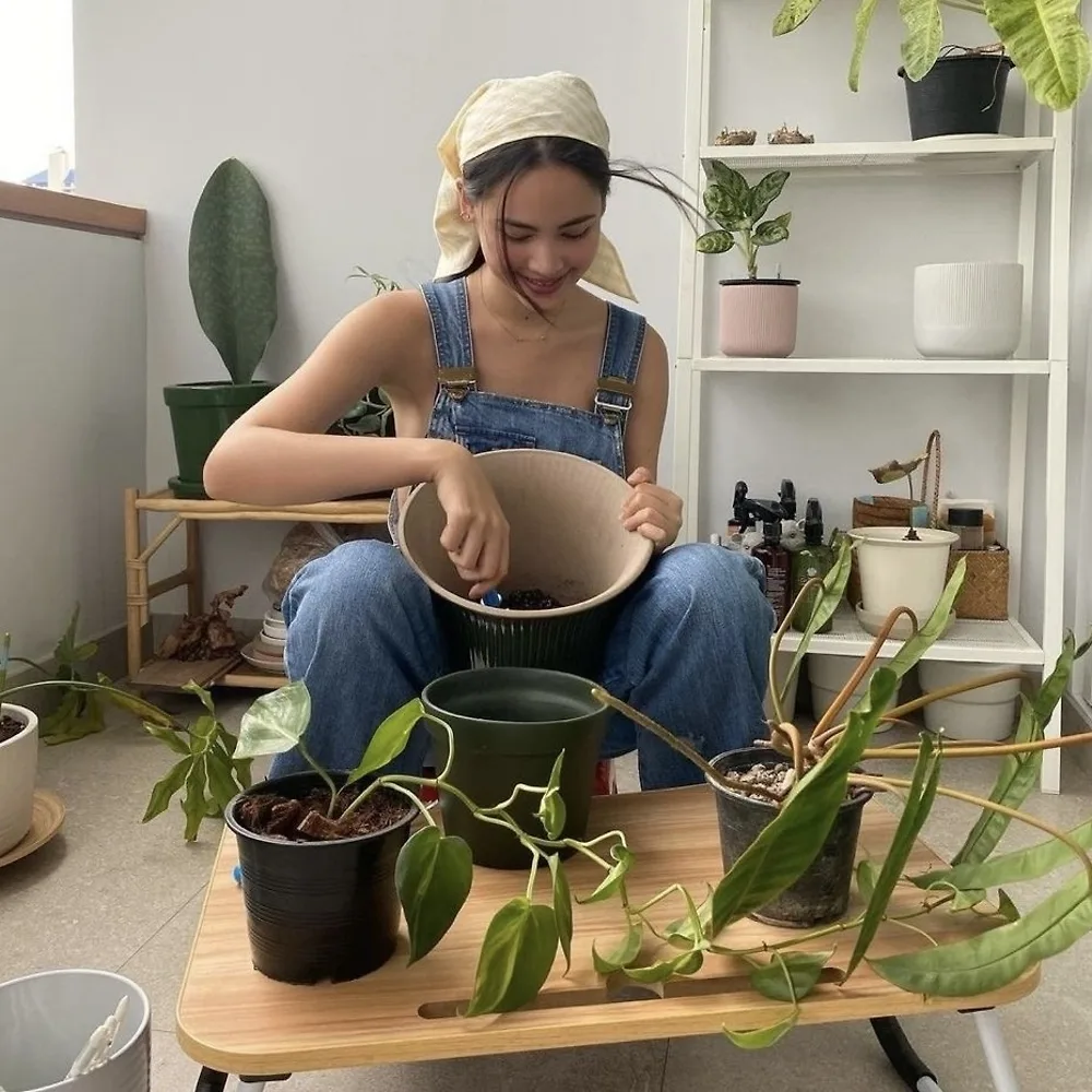 Cô gái đang làm vườn giúp vận động nhẹ nhàng hiệu quả - sống lâu