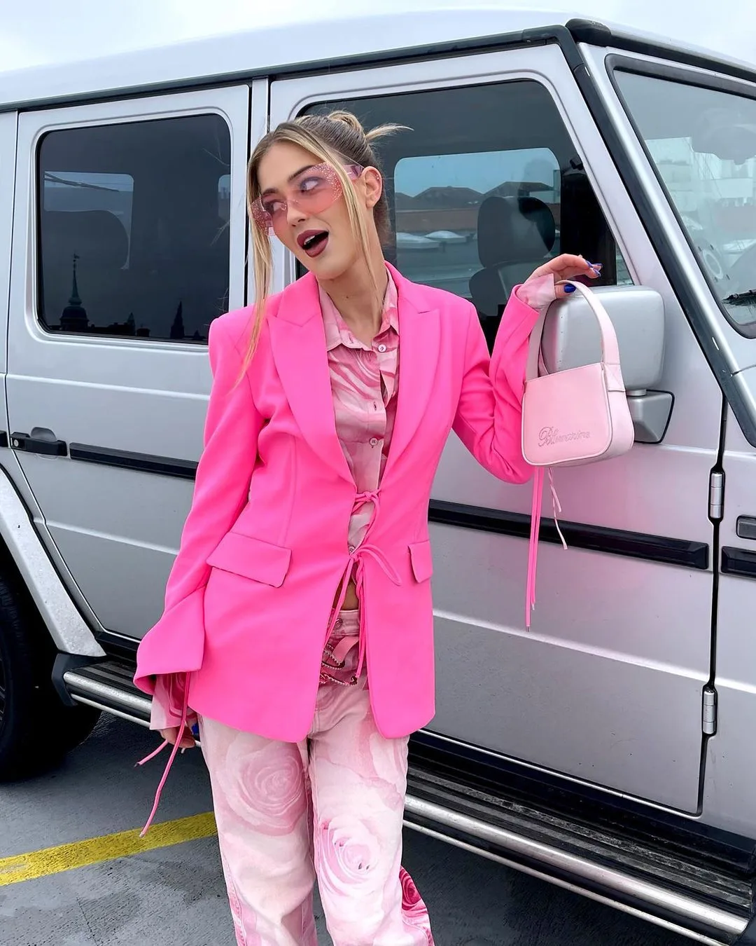 blazer màu hồng nổi bật của emilisindlev