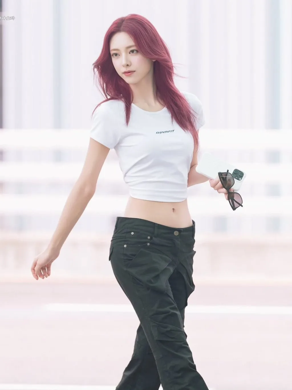 Em út ITZY chọn áo crop top và quần jeans ôm