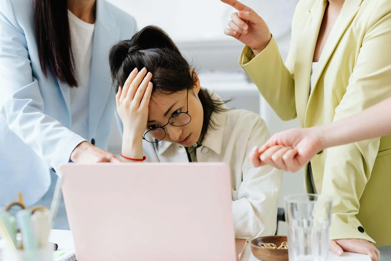 Cách ứng phó với đồng nghiệp hay phàn nàn ở công sở