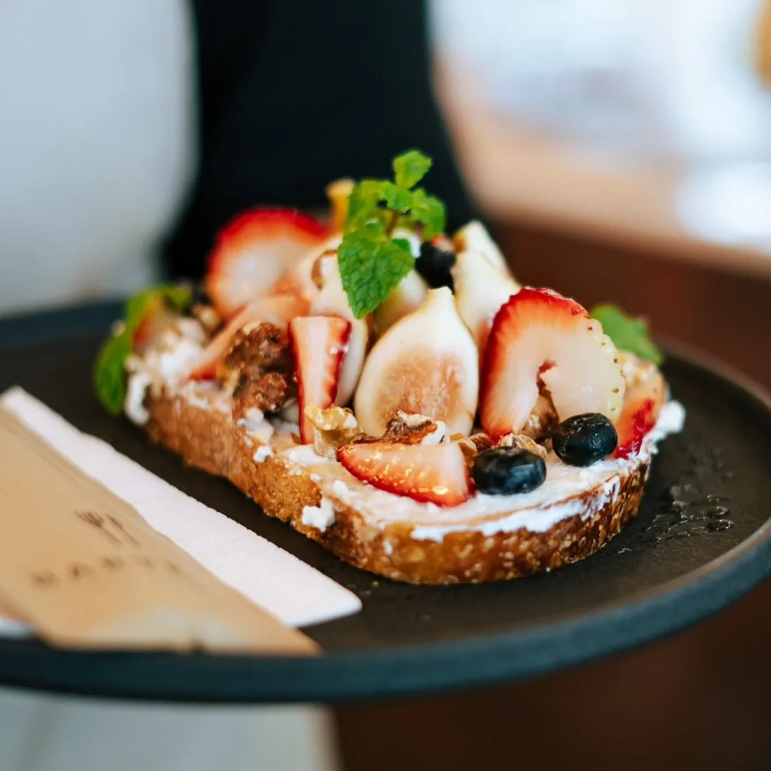 Bartels Vietnam nổi bật với bánh mì sourdough chuẩn mực, brunch châu Âu và cà phê đặc sản.