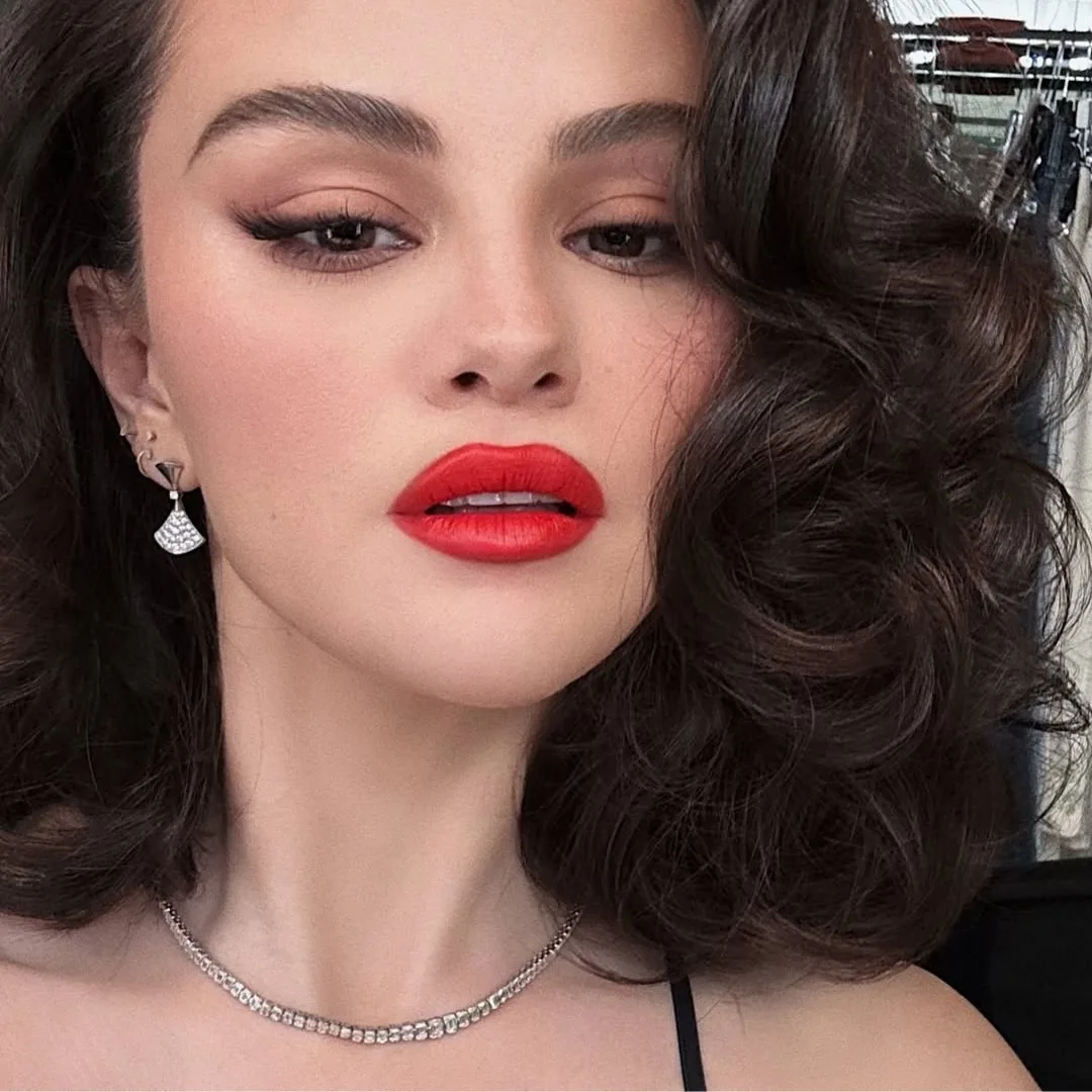 Hình ảnh Selena Gomez với màu son đỏ.