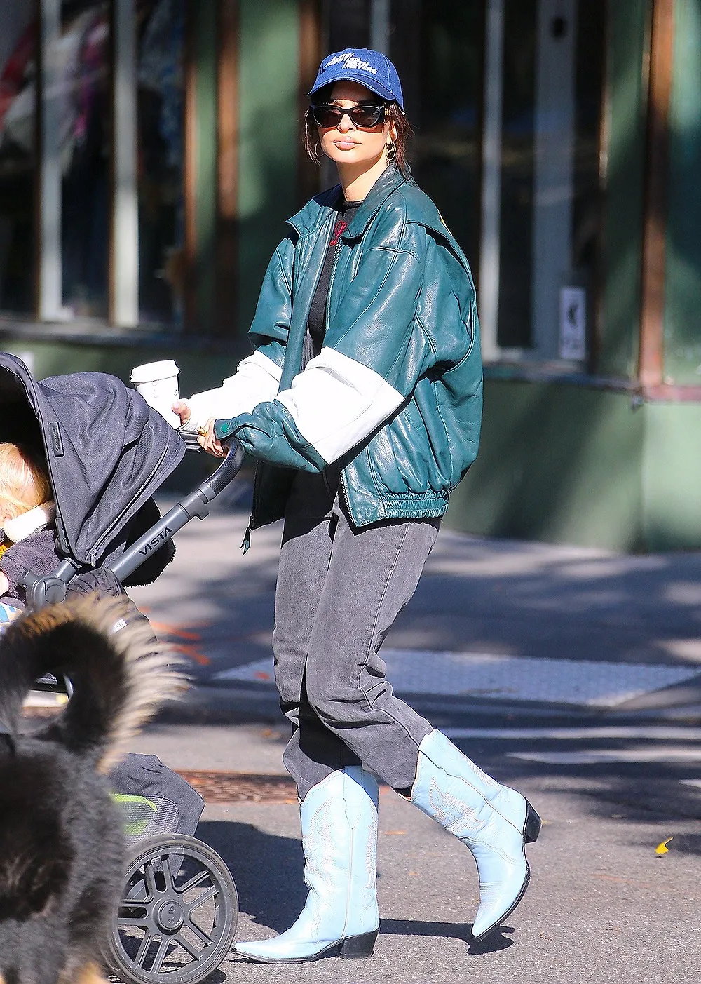 Emily Ratajkowski mặc áo khoác bomber da