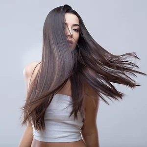 Hình ảnh mái tóc dày khỏe để minh họa cho hiệu quả dưỡng tóc của L'Oréal Professionnel Serioxyl Advanced Denser Hair Serum. Ảnh: Adobe Stock.