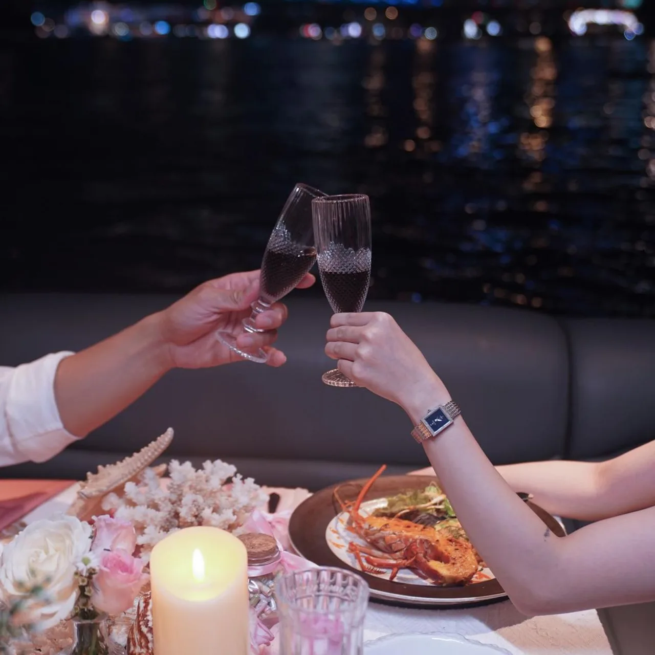 Nhà hàng lãng mạn với không gian ấm cúng.