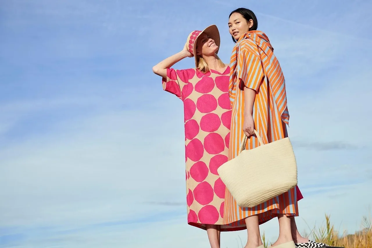 bst Uniqlo x Marimekko đầm hồng kẻ sọc đầm be túi xách trắng