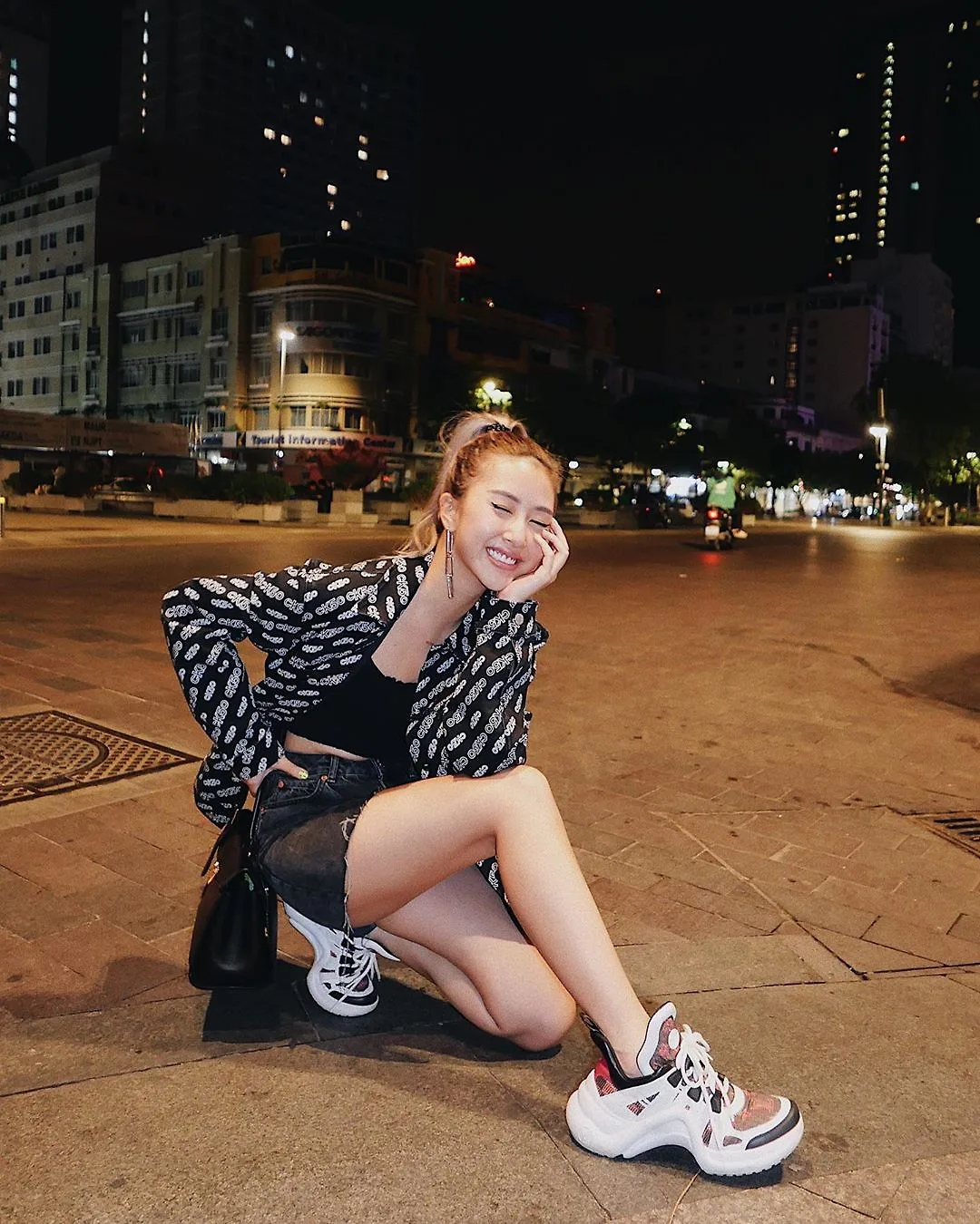 Xu hướng statement sneaker Quỳnh Anh Shyn