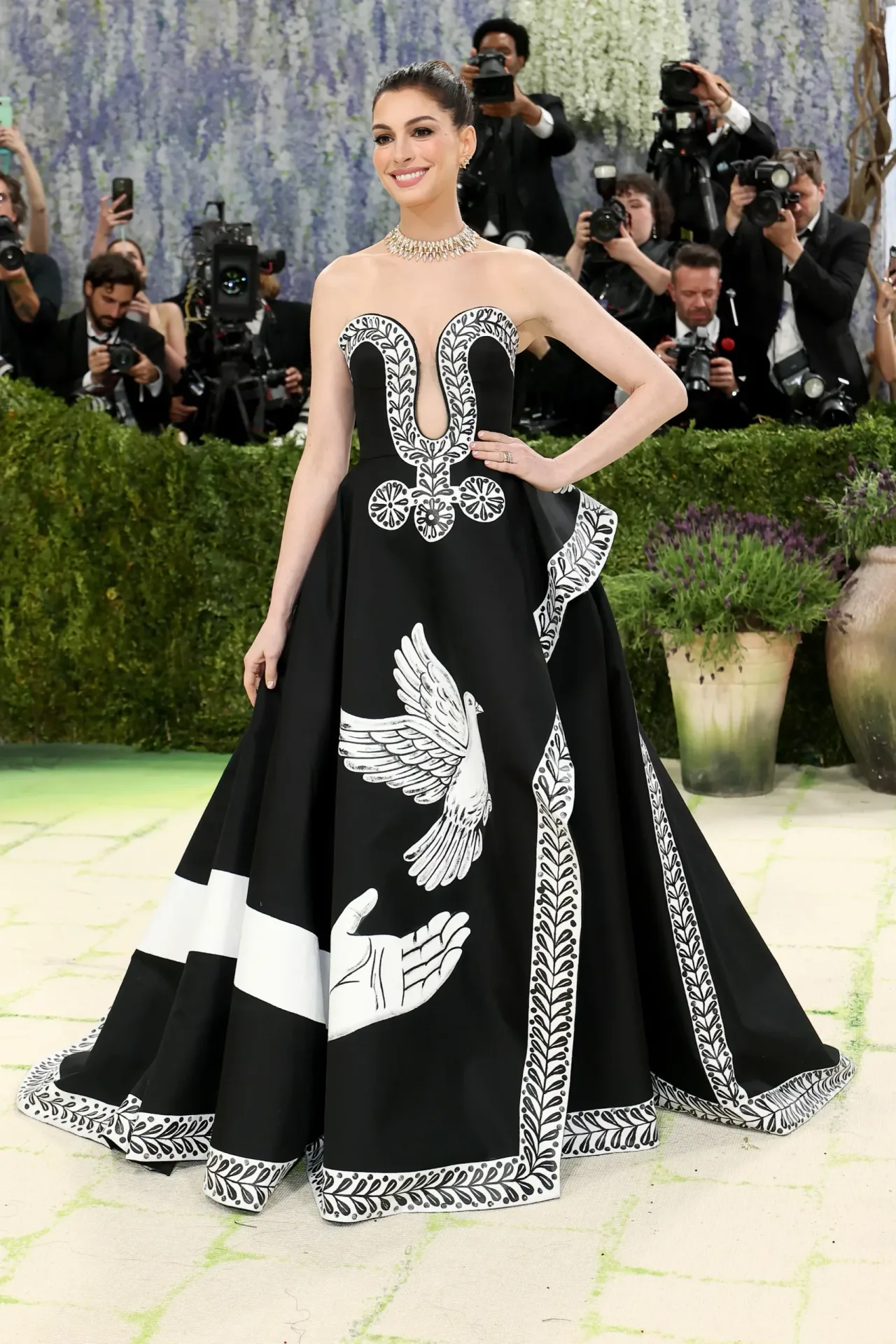 Anne Hathaway tại Met Gala 2026