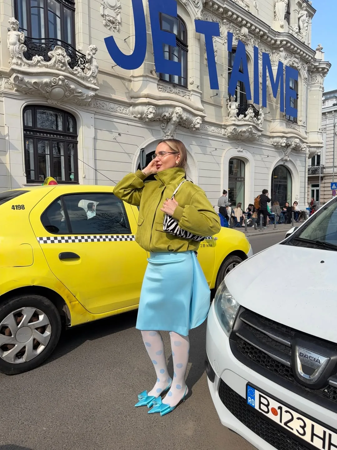 Bản phối tất "neon" và giày tone-sur-tone – công thức yêu thích của các fashionista năm 2026.