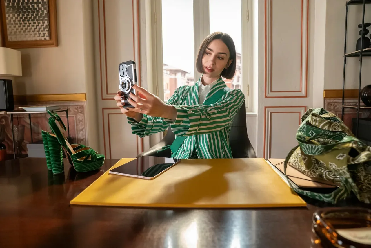 Emily Scopier diện áo blazer Sébline