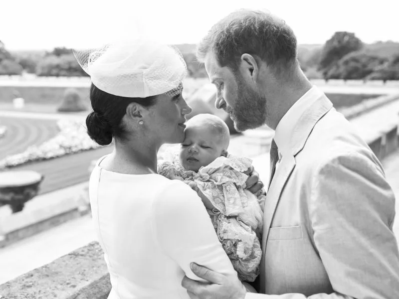 Con trai Meghan Markle mặc áo choàng trong lễ rửa tội