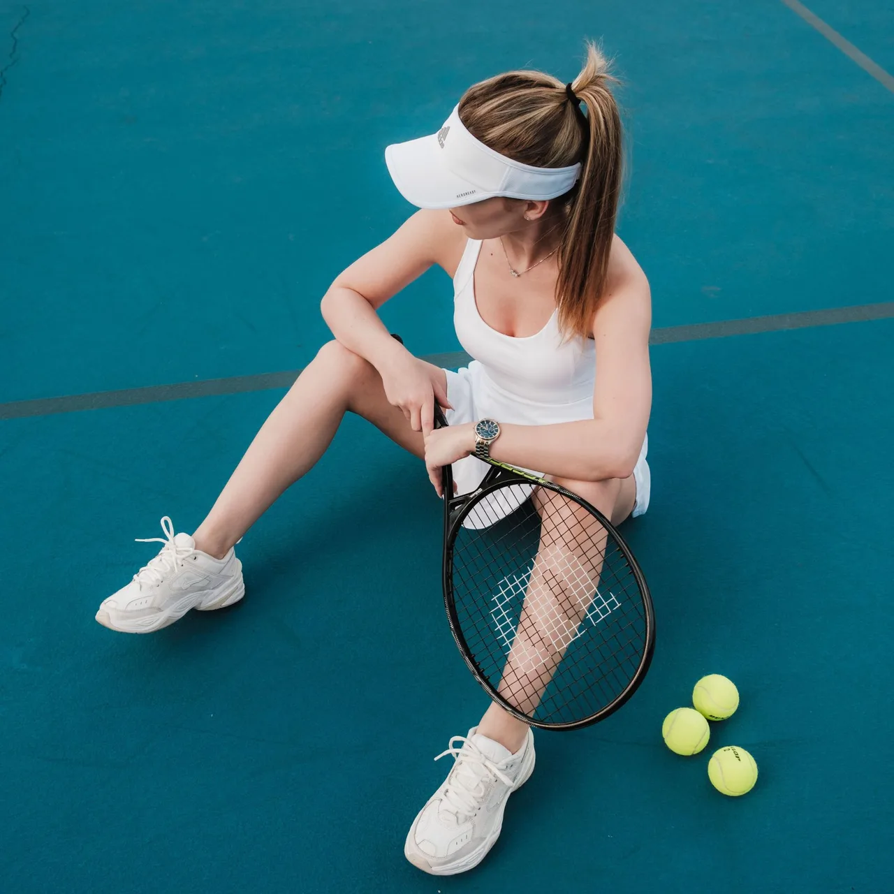 Cô gái đội mũ nửa đầu chơi tennis