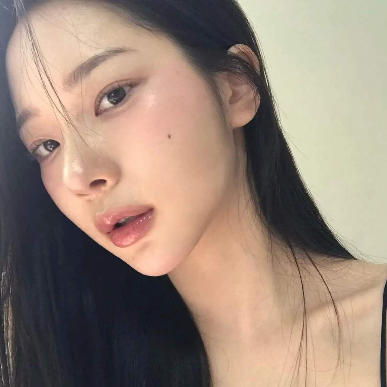 Người mẫu Hàn Quốc với layout đơn giản và nhẹ nhàng