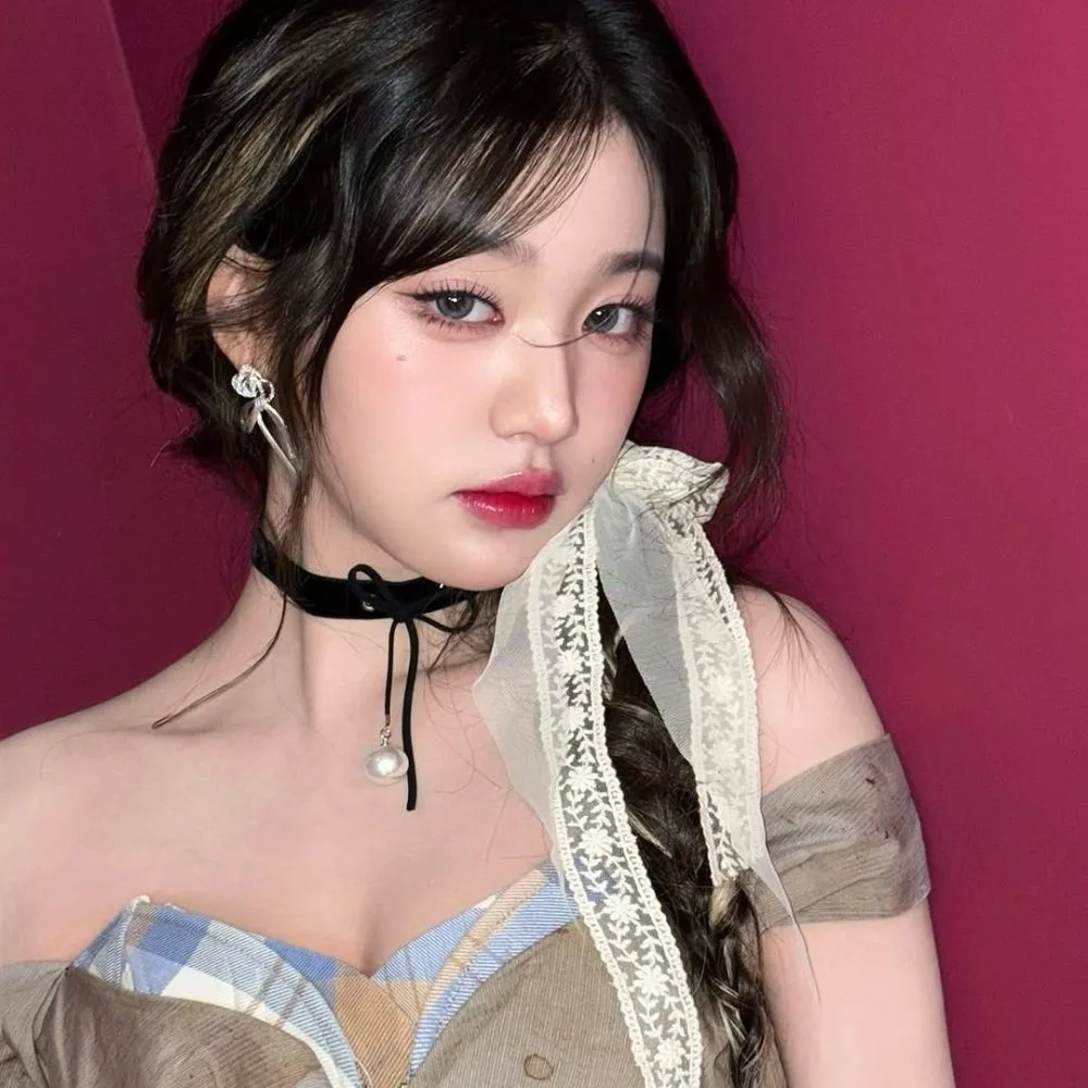 Jang Wonyoung đánh son hồng lạnh đúng kiểu Hàn