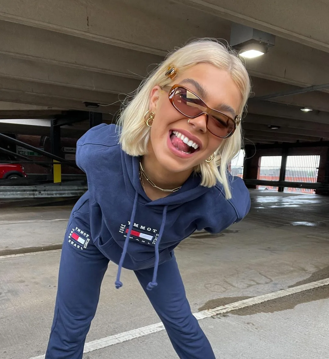 babyelll diện hoodie