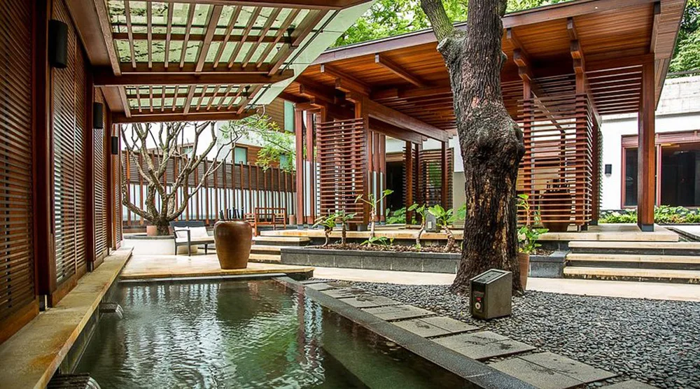 Villa 32 với chỉ vỏn vẹn năm phòng, gồm hai suite kiểu tatami truyền thống và ba phòng mang phong cách phương Tây.