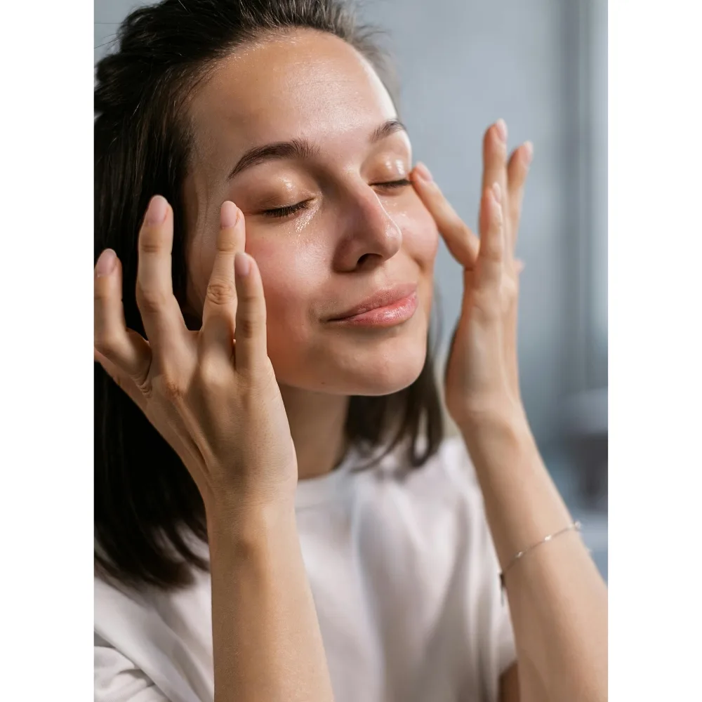 Cô gái dùng ngón tay massage da mắt - cách dưỡng da trả lời cho câu hỏi làn da tuổi 40 cần gì