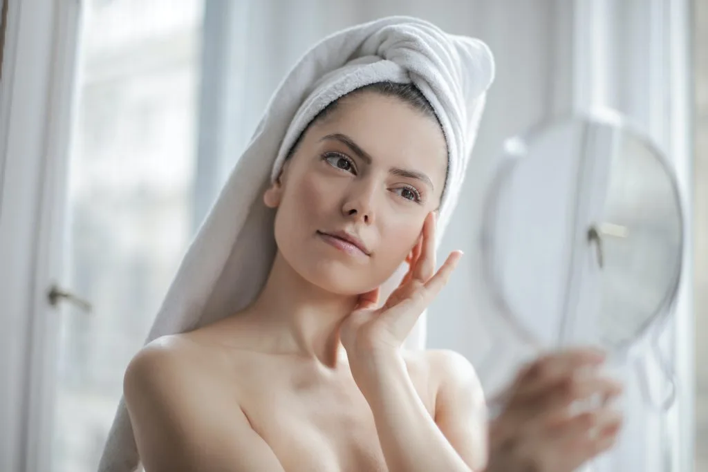Dùng khăn tắm để lau khô mặt Dùng khăn tắm để lau khô mặt