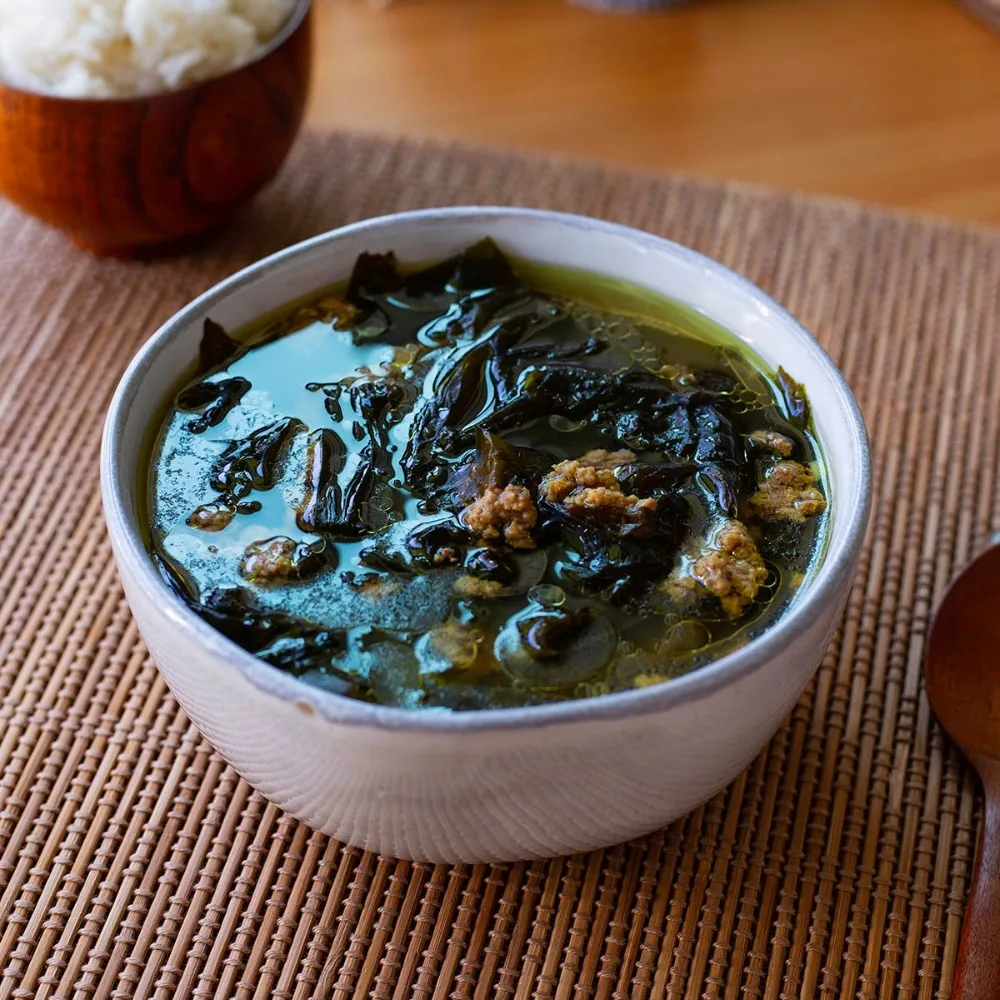 Cận cảnh chén súp rong biển.
