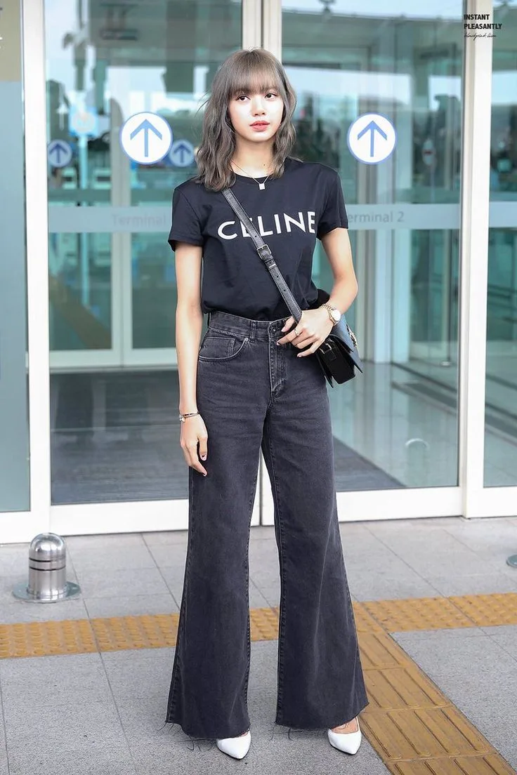 Lisa diện áo thun celine màu đen