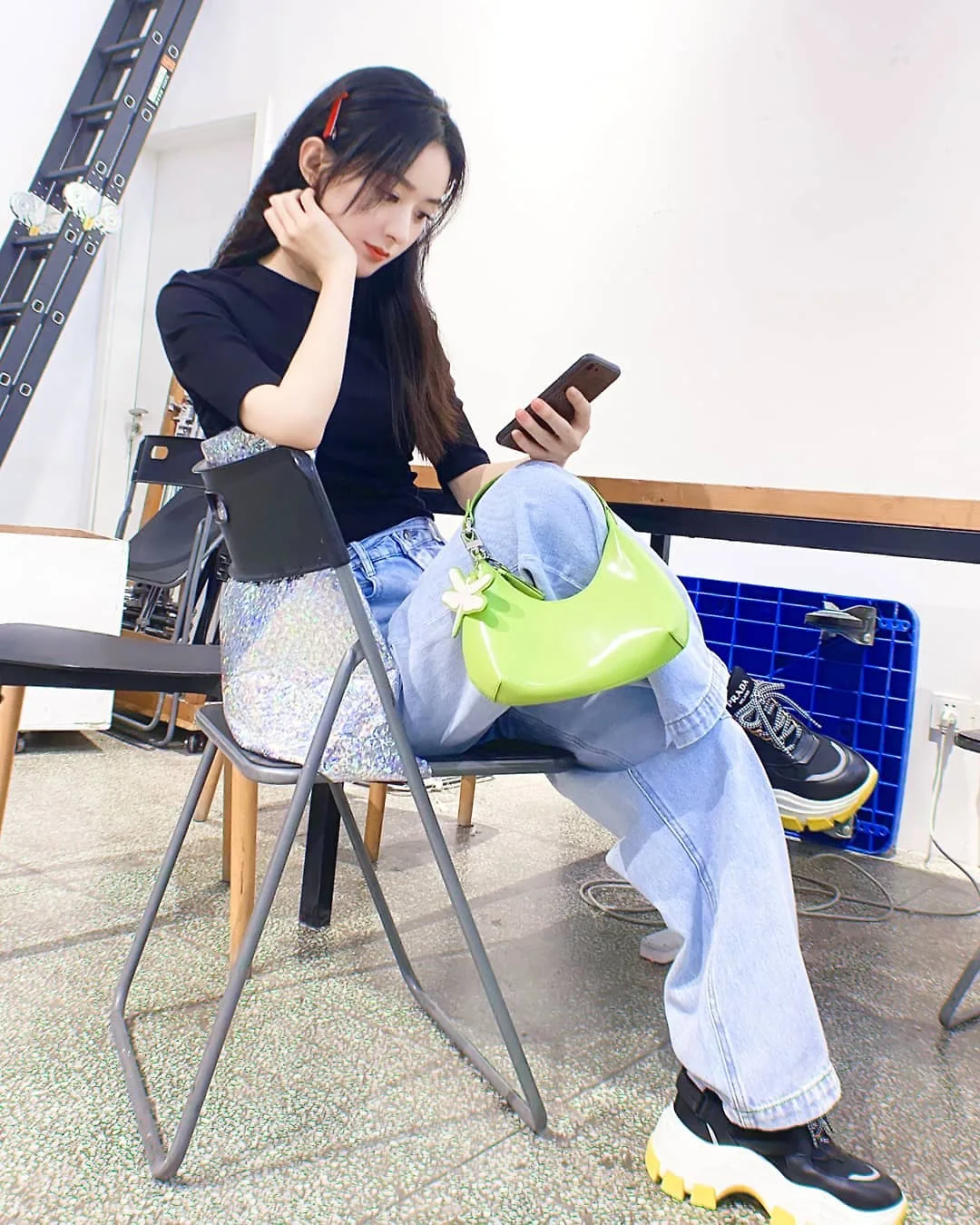 Triệu Lệ Dĩnh mặc áo thun đen, quần jeans ống rộng