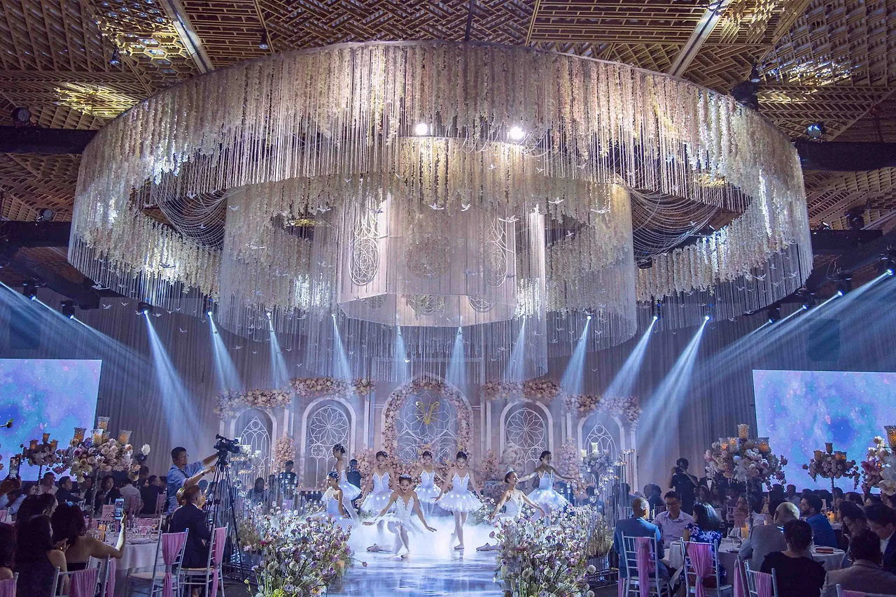 tiệc cưới hoành tráng
