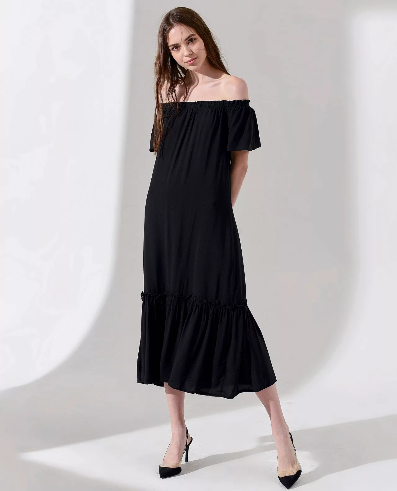 Đầm đen dự tiệc trễ vai the cosmo