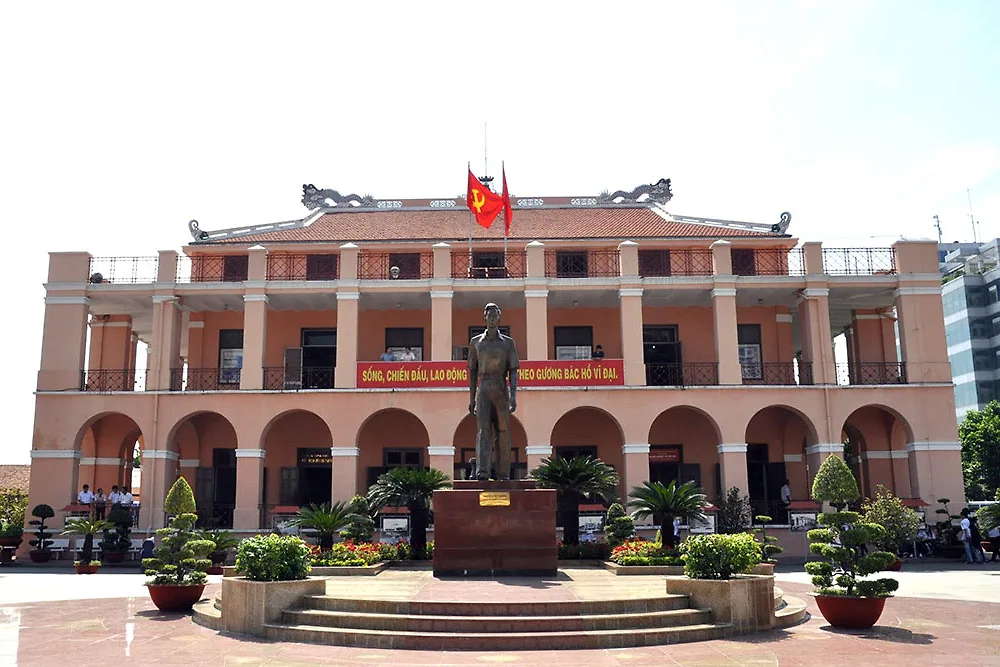 Mặt tiền Bến Nhà Rồng