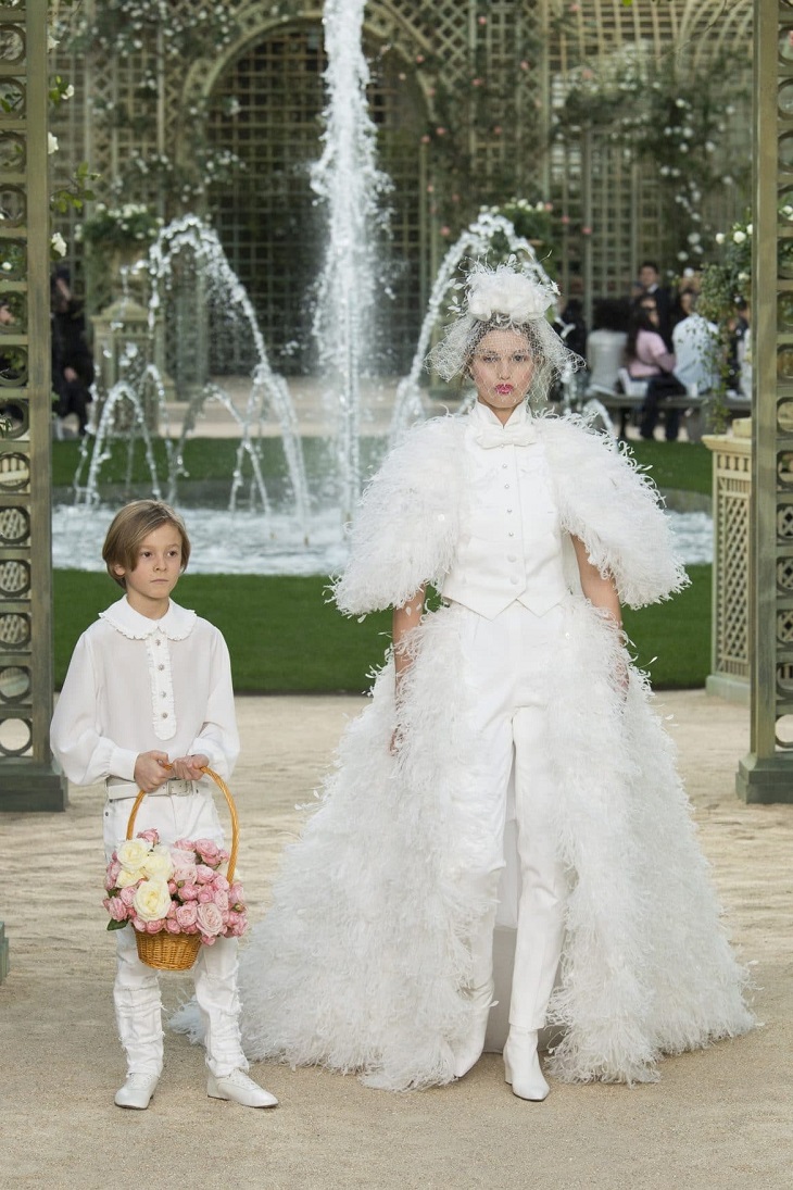 ELLE Việt Nam - Những thiết kế tốn thời gian nhất trong tuần lễ thời trang cao cấp Haute Couture 2018 (7) ELLE Việt Nam - Những thiết kế tốn thời gian nhất trong tuần lễ thời trang cao cấp Haute Couture 2018 (7)