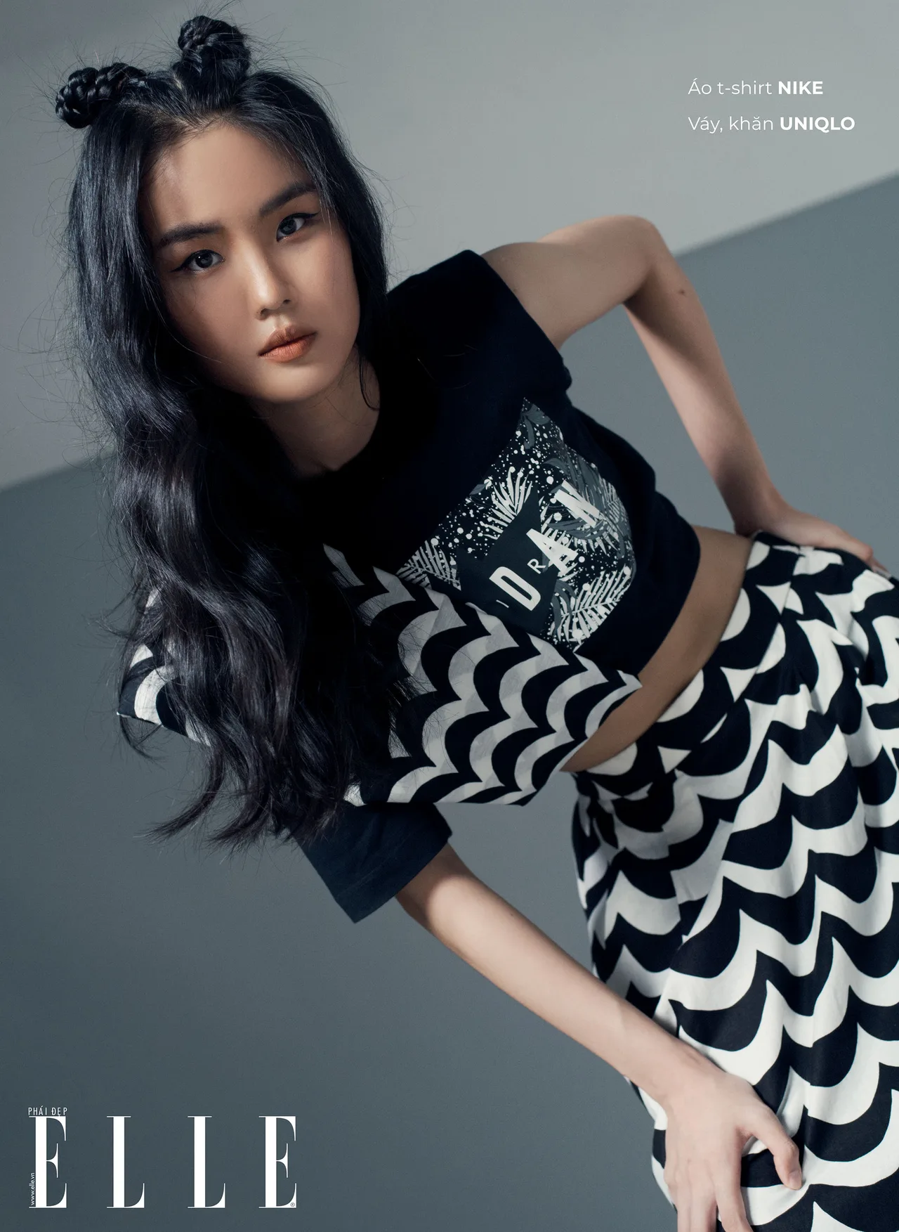 áo T-Shirt kết hợp cùng chân váy áo thun kết hợp cùng chân váy họa tiết trắng đen