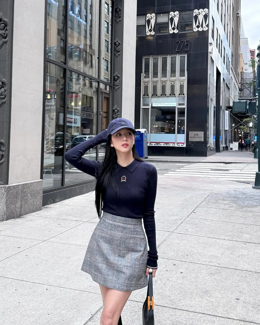 Jisoo cuốn hút với áo blouse dệt kim ôm sát và chân váy bút chì.