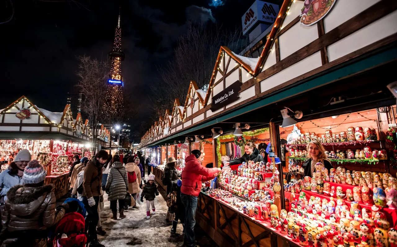 Chợ Giáng sinh Sapporo là một sự kiện lễ hội mùa đông thường niên, tái hiện không khí Giáng sinh châu Âu đặc trưng của thành phố Munich (Đức) ngay tại Công viên Odori, Sapporo, Nhật Bản
