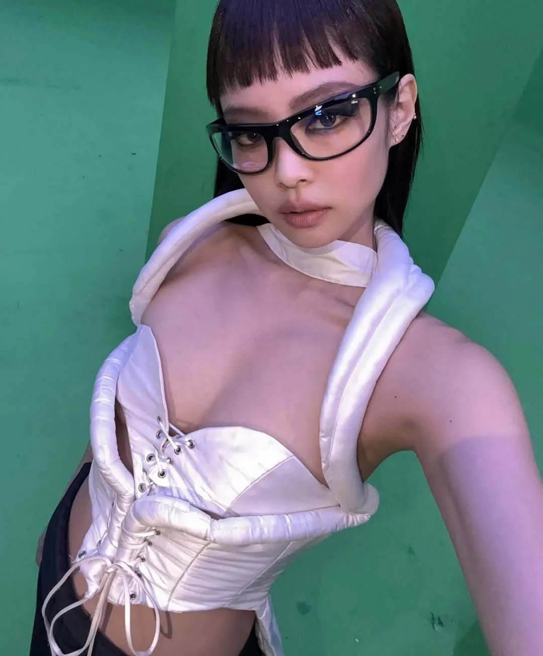 Jennie đeo kính mắt Ray-Ban