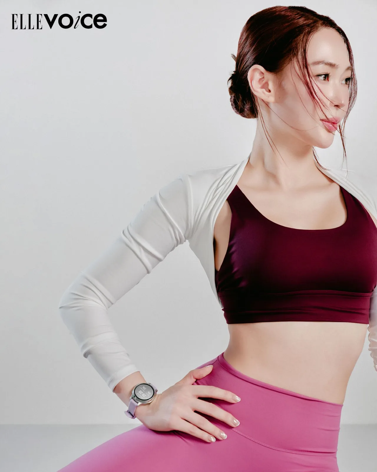 Sun HT tập yoga, trên tay đeo chiếc đồng hồ thông minh của Garmin