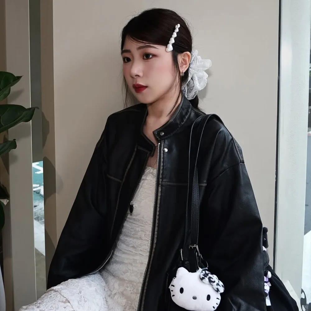 Cô gái mang áo khoác đen
