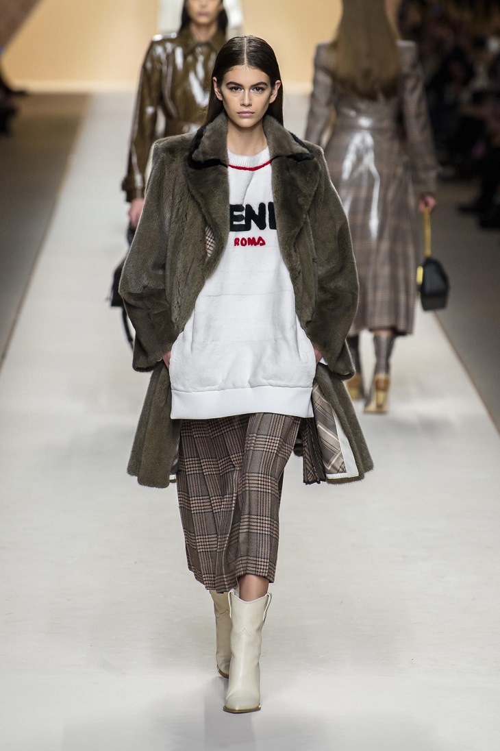 ELLE Việt Nam - Tìm lại cảm hứng Sloane Ranger thập niên 80 với bộ sưu tập mùa Thu 2018 của Fendi (4) ELLE Việt Nam - Tìm lại cảm hứng Sloane Ranger thập niên 80 với bộ sưu tập mùa Thu 2018 của Fendi (4)