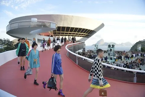 ntk-nicolas-ghesquiere-bao-tang-dia-bay-va-lv-cruise-2017-2