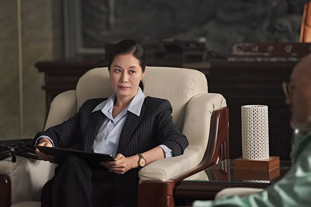 Lee Soo Gyeong đại diện cho một kiểu phe phái khác nhưng không kém hùng mạnh