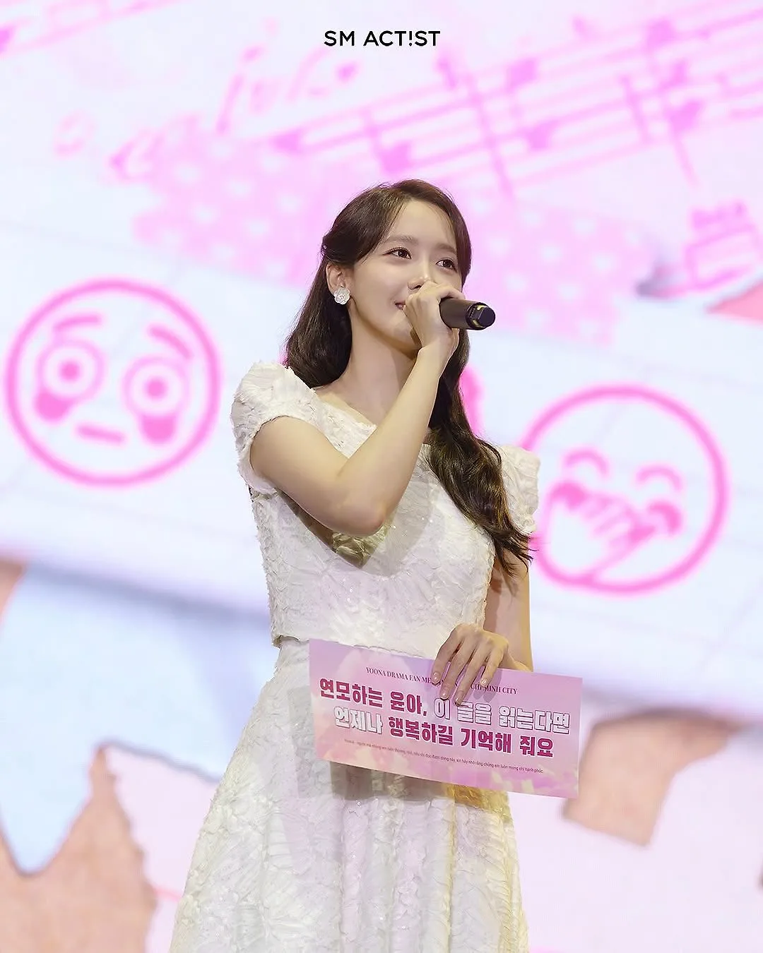 váy ren YoonA trong chuyến fan meeting tại Việt Nam