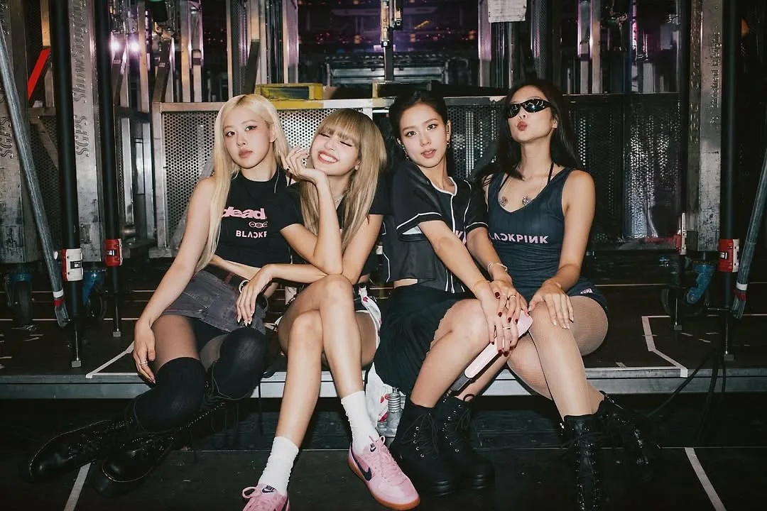 blackpink diện merch DEADLINE tại Los Angeles