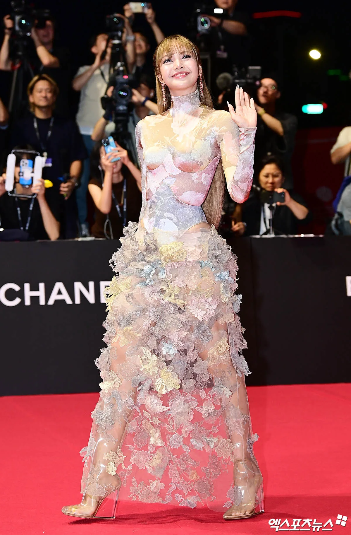thời trang Lisa tại Liên hoan Phim Quốc tế Busan 2025