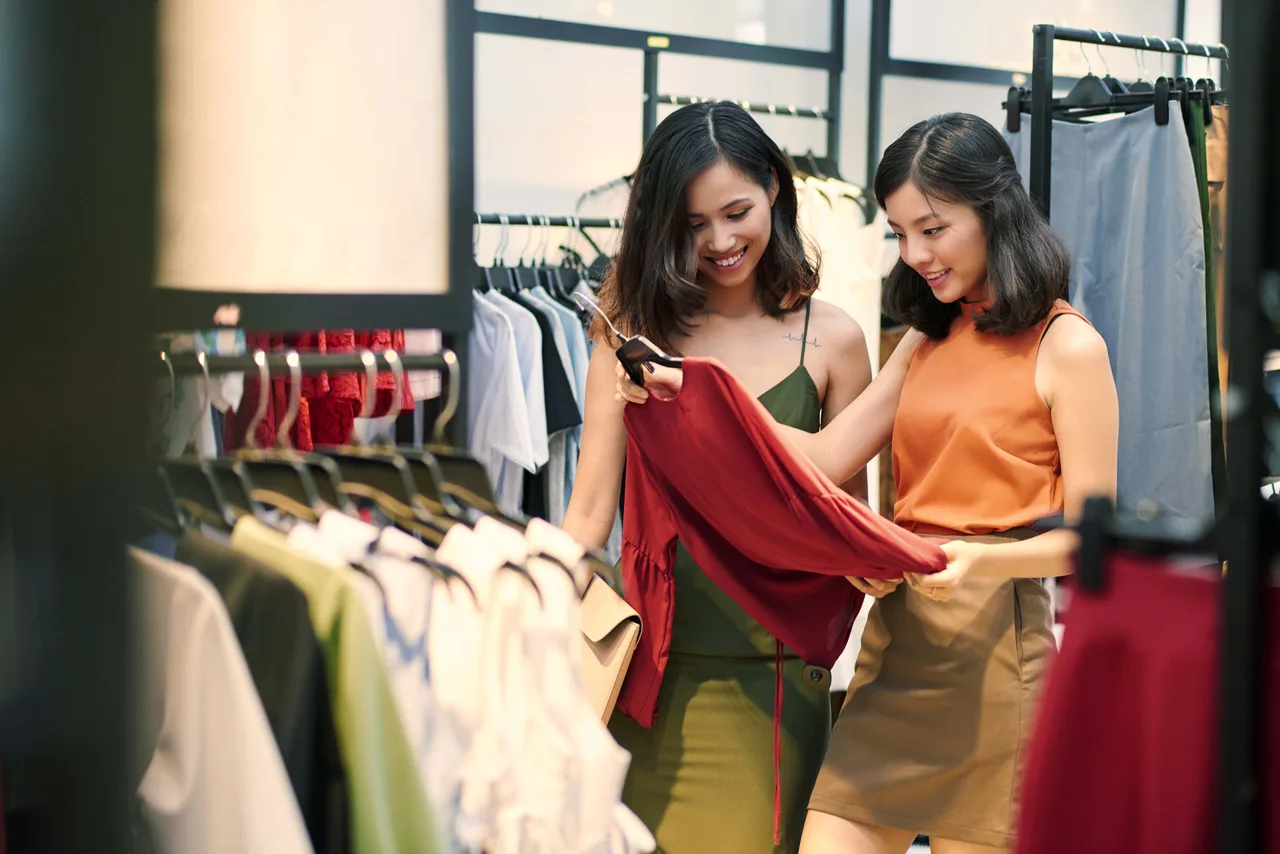 phụ nữ quản lý tài chính trong mua sắm