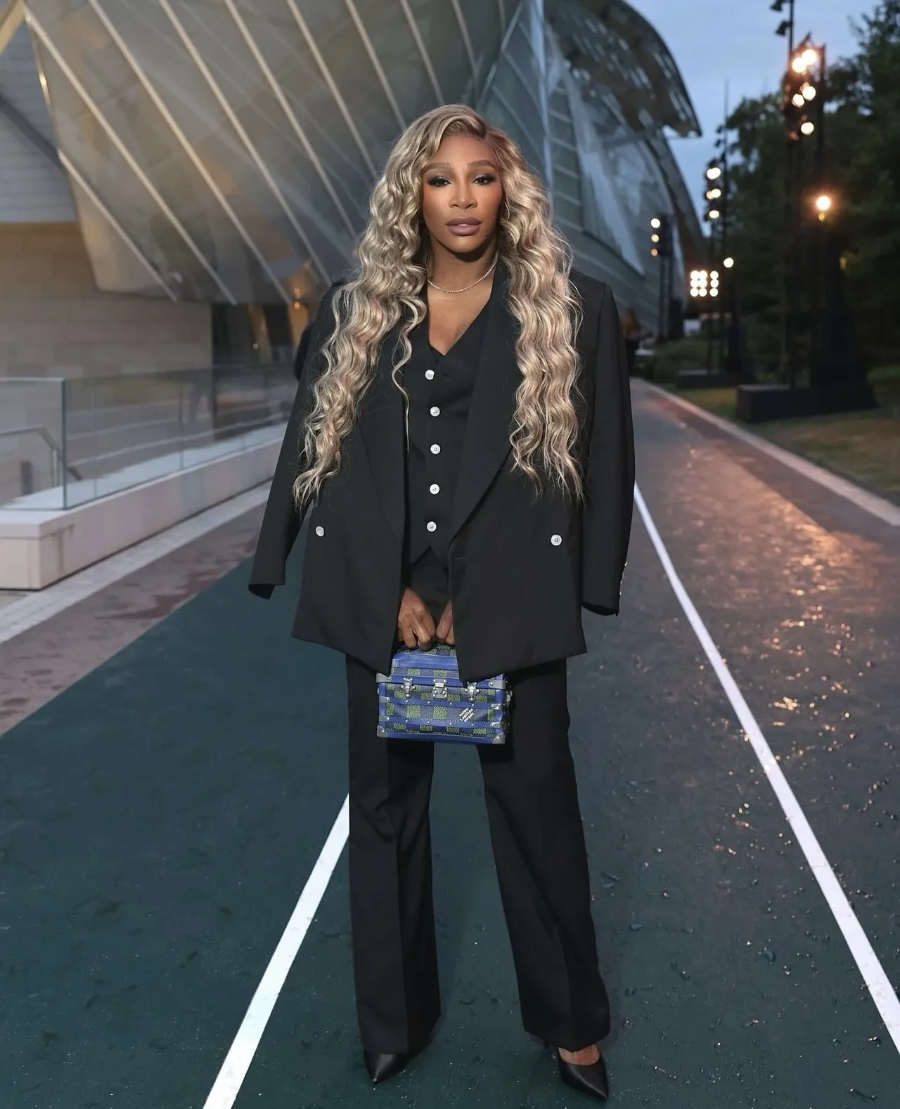 Serena Williams diện blazer đen